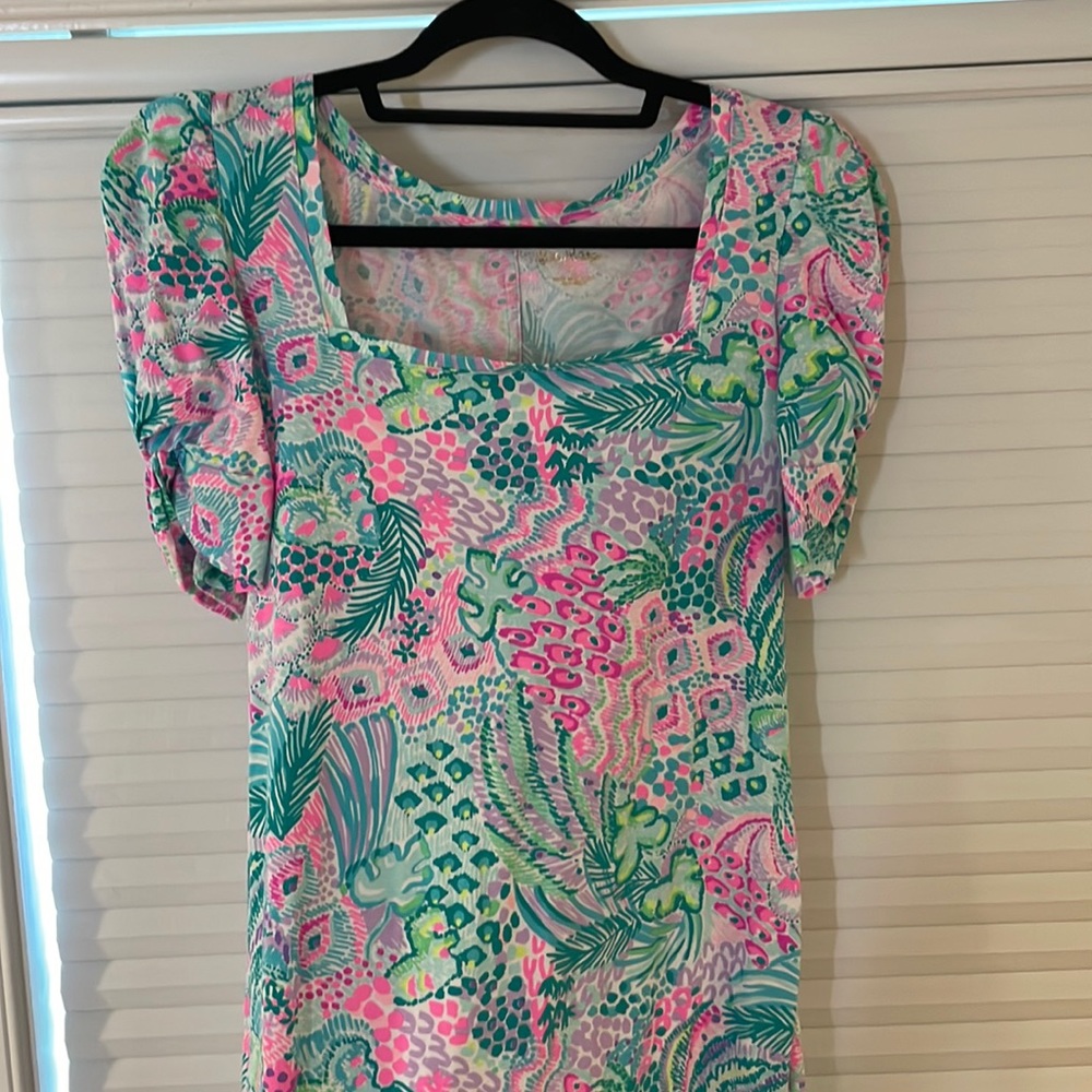 Lilly Pulitzer puff sleeve dress size small.  Only worn once.